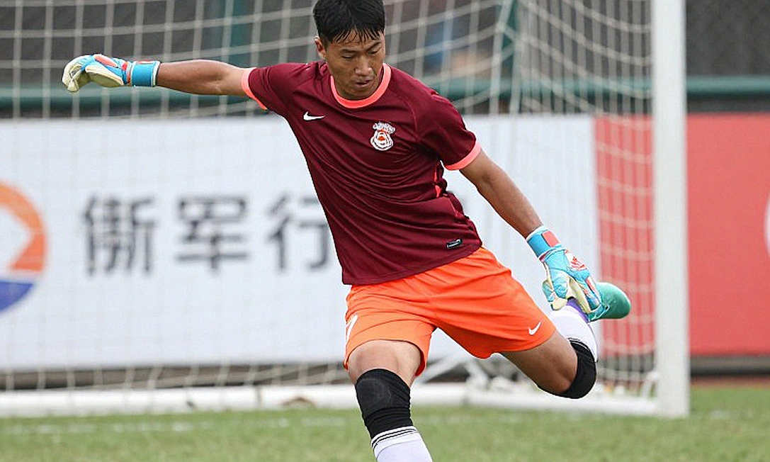 Ba trung vệ ở V-League: Tấm khiên che nỗi sợ của người cầm quân