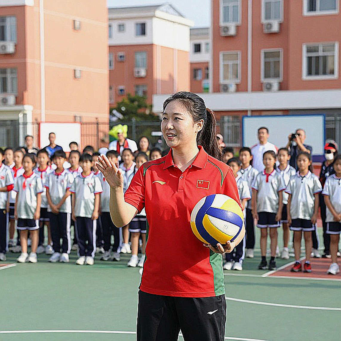 Hàng ba trung vệ của Carrick sống 45 phút, rồi vỡ đúng ở ô lệch trái hàng thủ