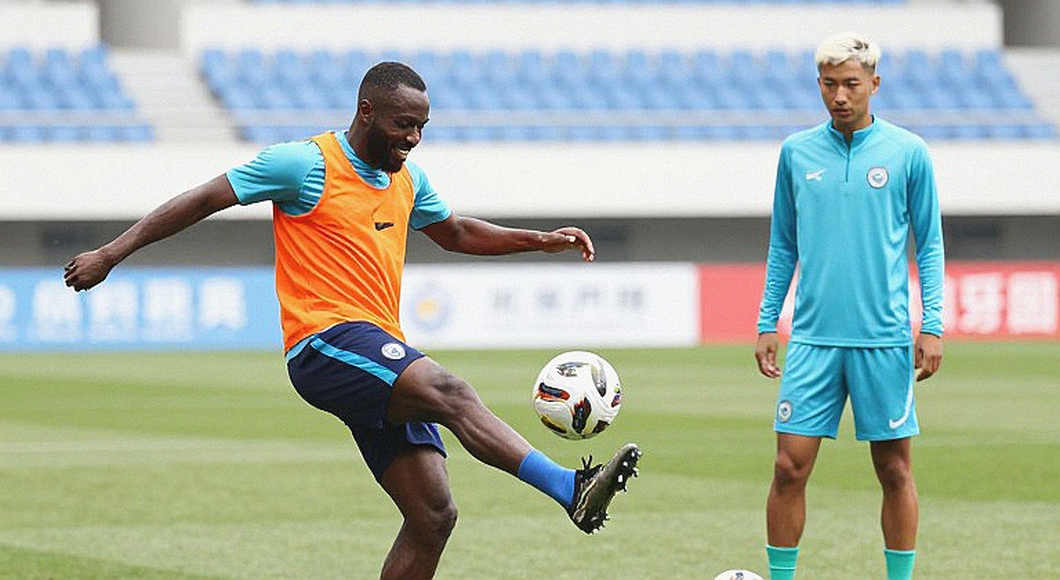 JJ Macías, Pumas và điều khoản phút thi đấu treo trên một đầu gối